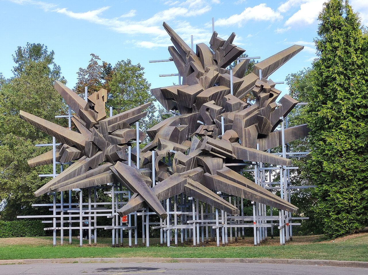 Il Monumento alla Resistenza di Cuneo, fotografato lungo Viale degli Angeli